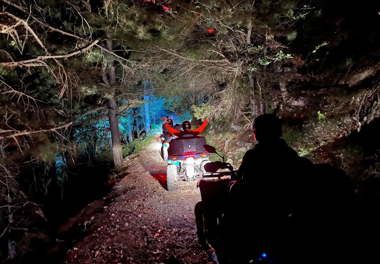 Nächtliche Quad-Fahrt mit Scheinwerfern auf einer Bergstraße