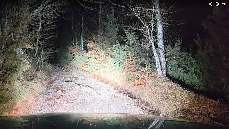 Nächtliche Quad-Fahrt mit Scheinwerfern auf einer Bergstraße